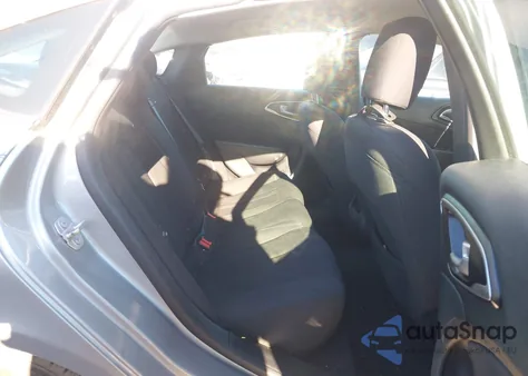 2015 Chrysler 200 Limited z USA, uszkodzony, nr VIN 1C3CCCAB0FN677085